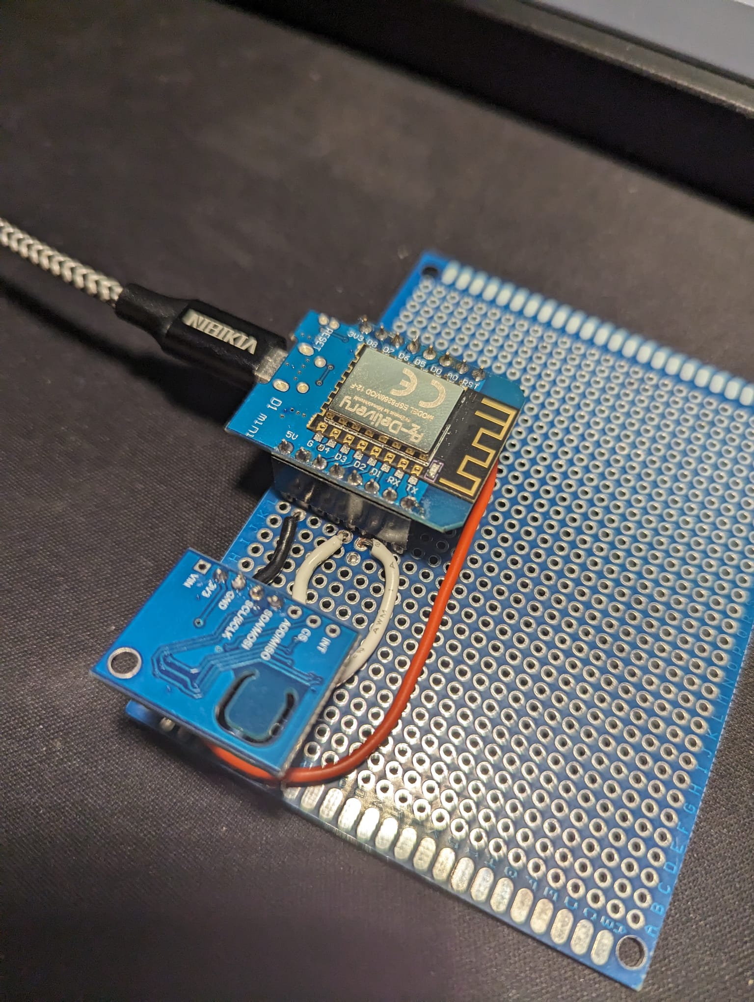 Foto di circuito fatto a mano con sensore e D1 mini